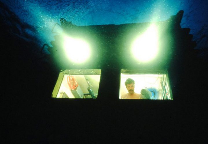 unterwasserhaus-nacht-leuchtende-fenster